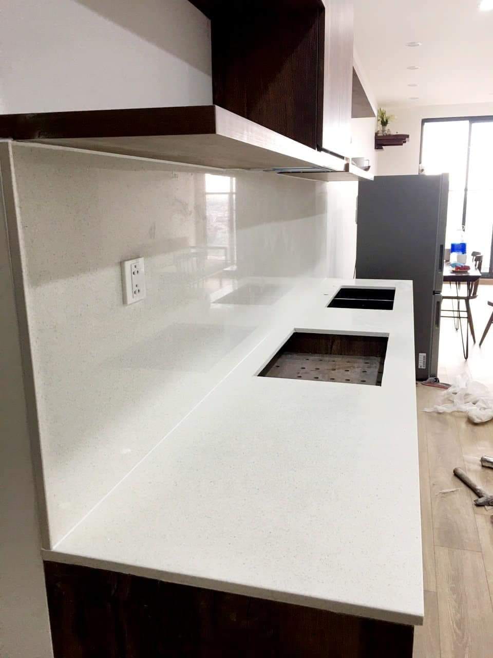 Mặt bếp đá trắng nhân tạo cao cấp
