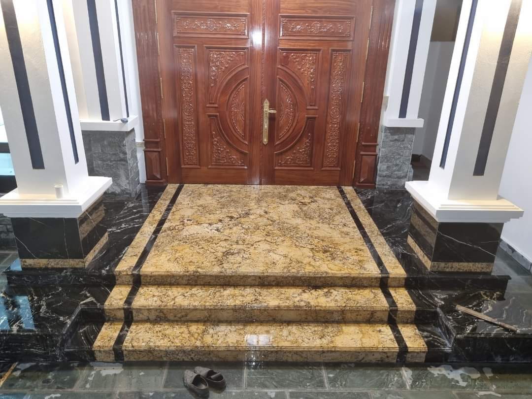 Đá granite vàng hoàng gia ốp bậc tam cấp
