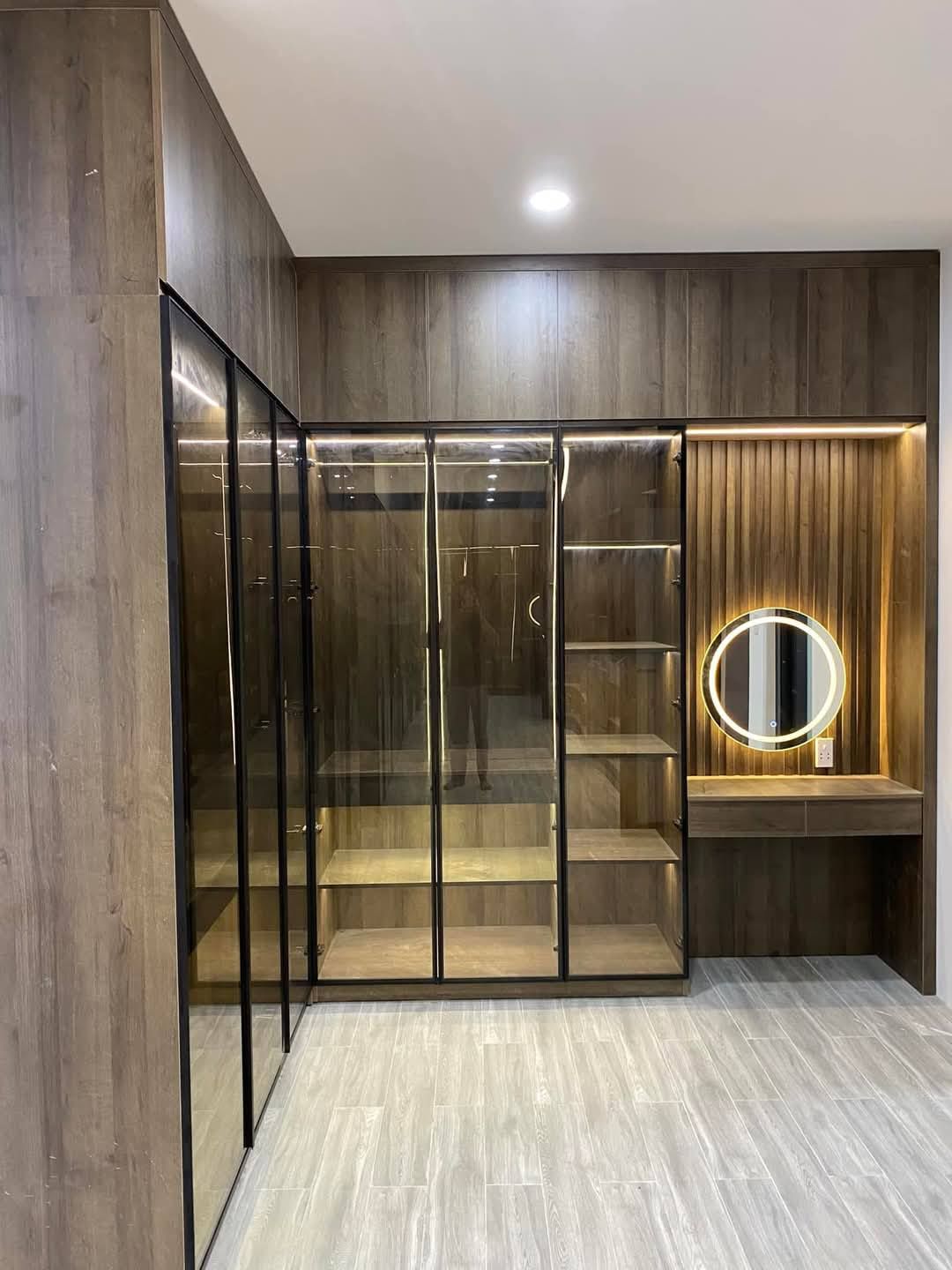 Thi công tủ quần áo cánh kính chữ L 
