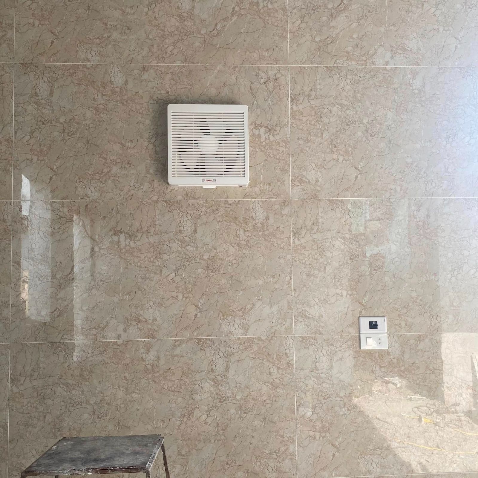 Chiếc quạt hút gắn tường