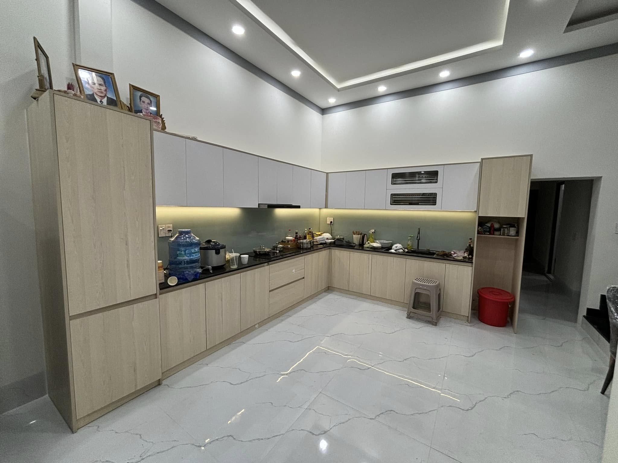 Thi công tủ bếp chữ L 