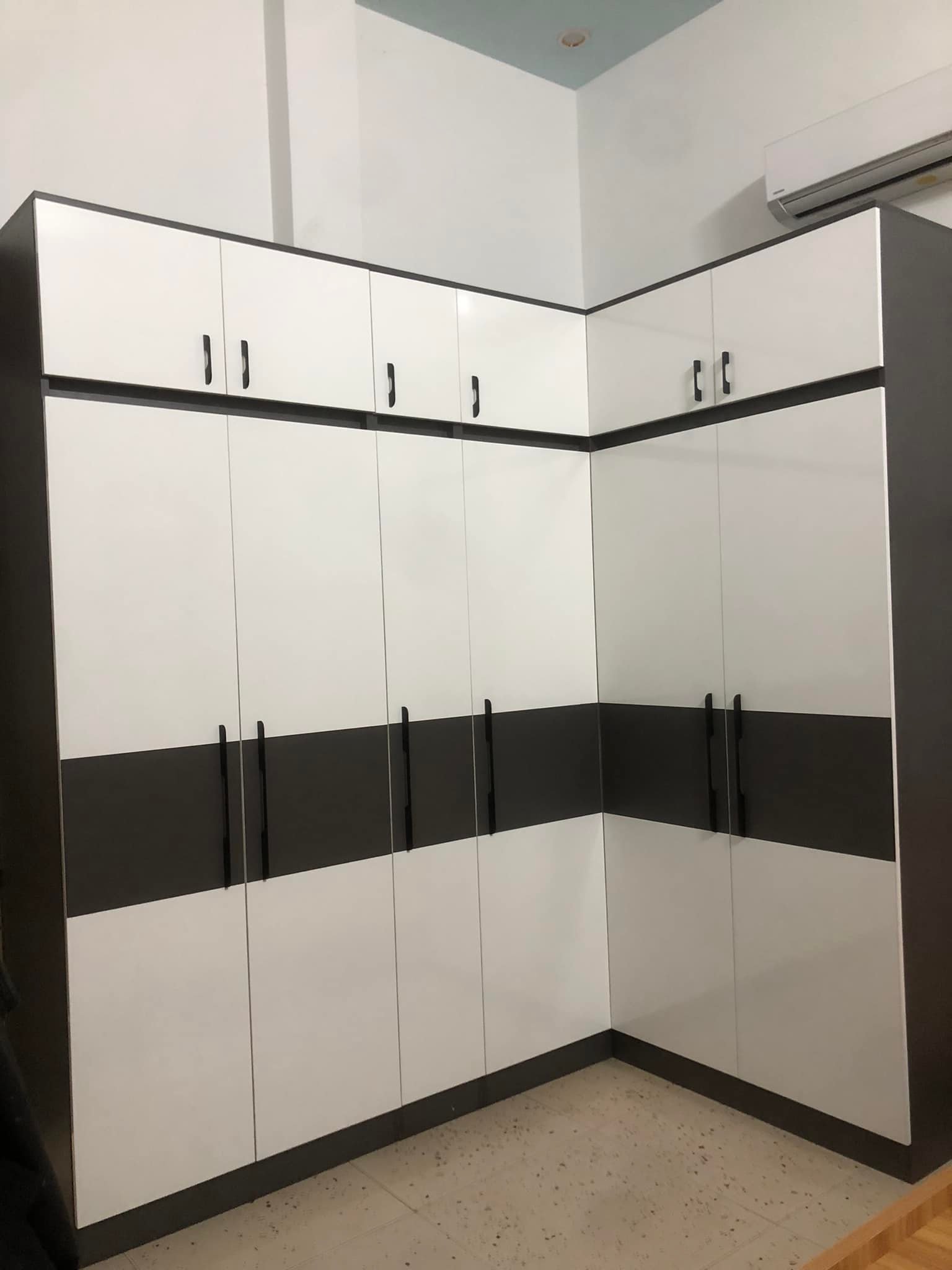 Tủ quần áo chữ L trắng đen