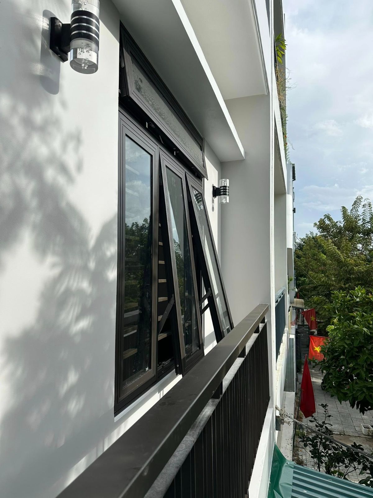 Cửa sổ nhôm kính mở hất 