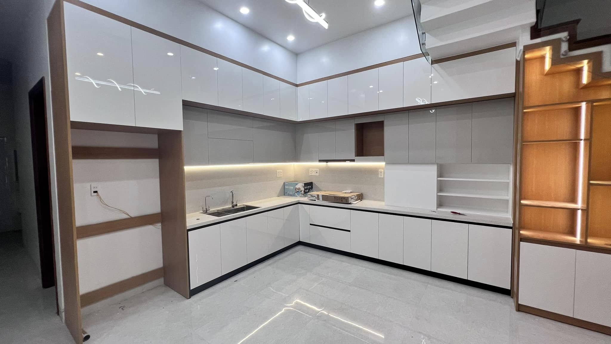 Thi công tủ bếp chữ L hiện đại