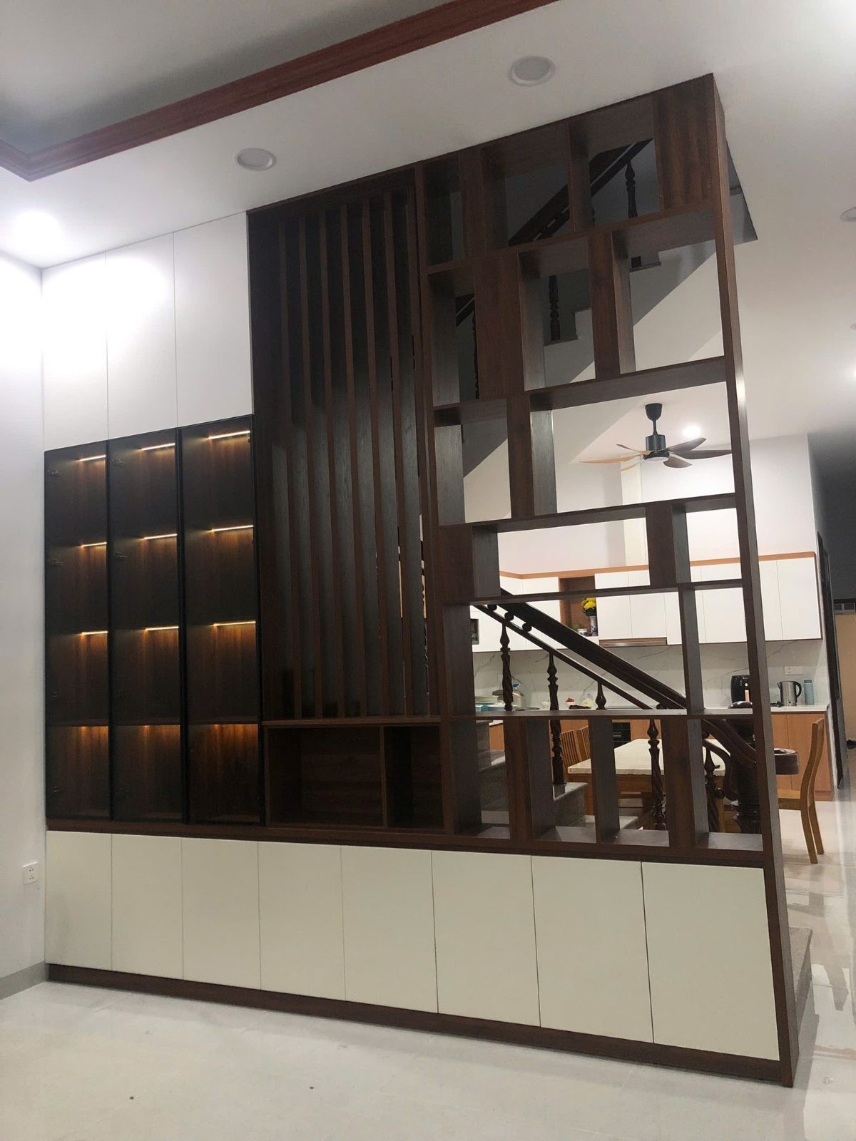 Hoàn thiện vách ngăn cho phòng khách 