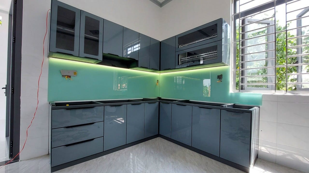 Thi công ốp kính bếp 