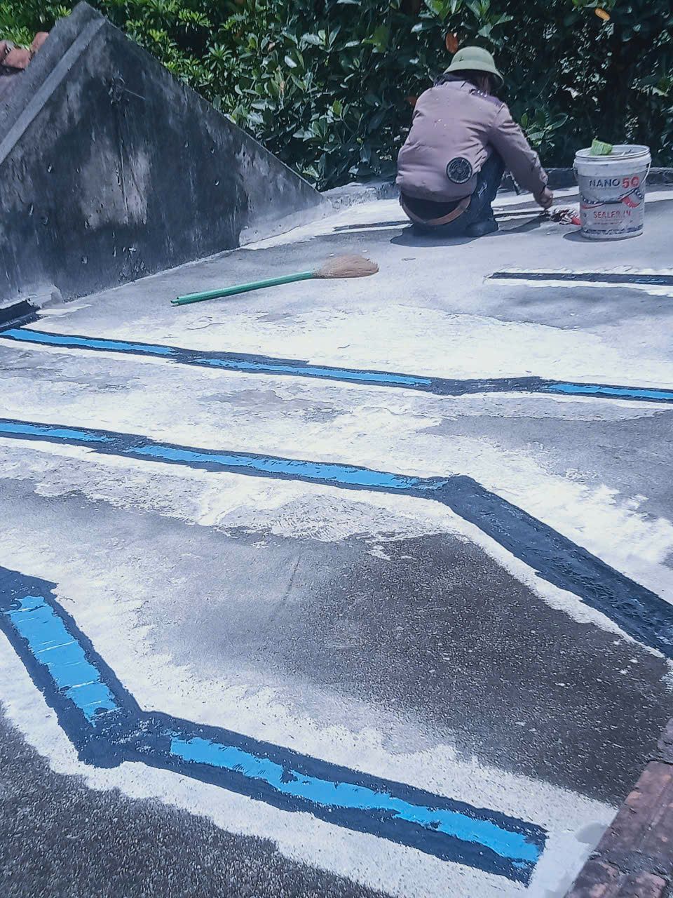 Chống thấm vết nứt sàn mái 