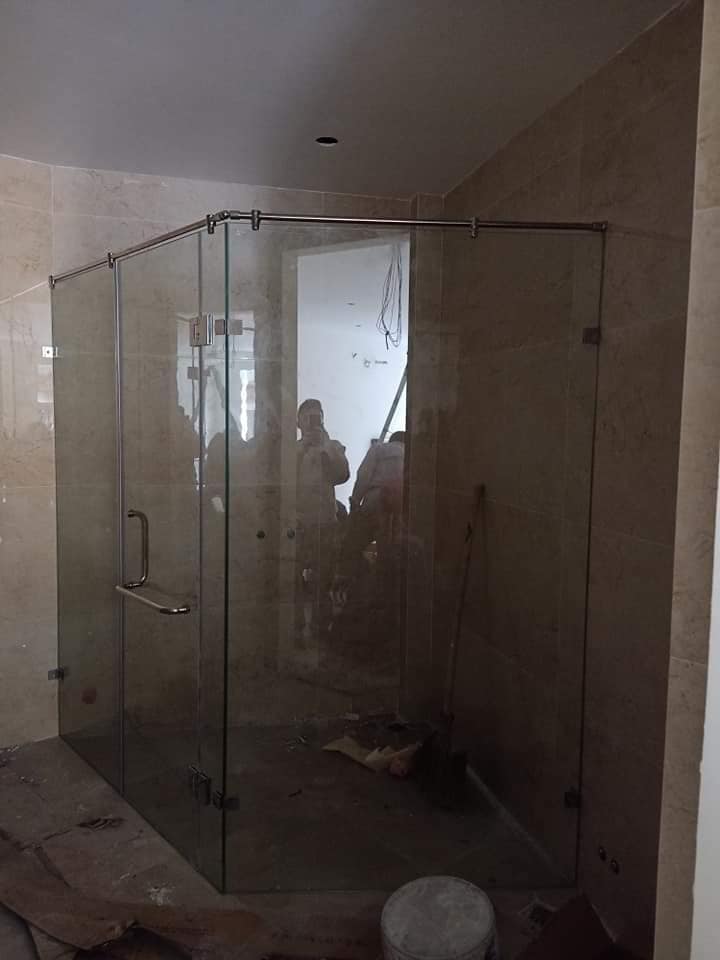 Vách kính phòng tắm