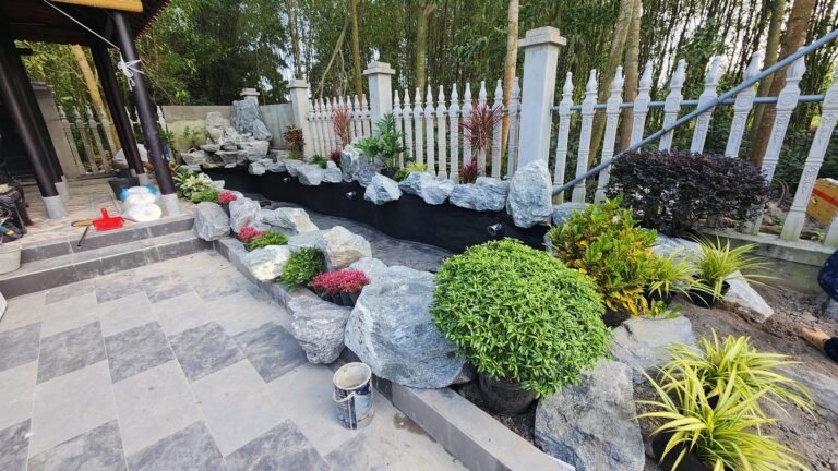 Thiết Kế Sân Vườn Hồ Cá Koi Sang Trọng Với Đá Vân Mây Và Cây Hoa Độc Đáo