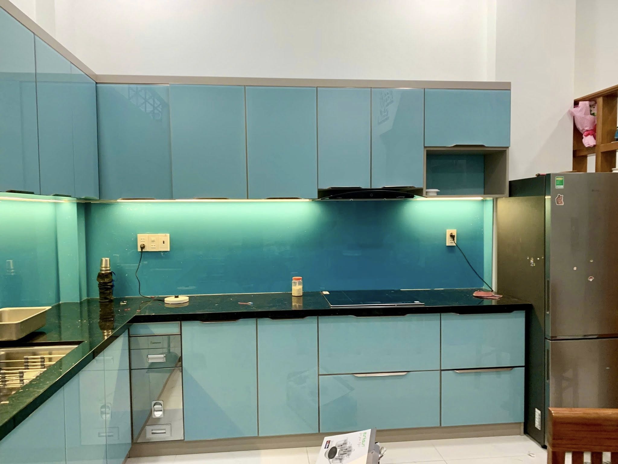 Tủ bếp chữ L hiện đại 