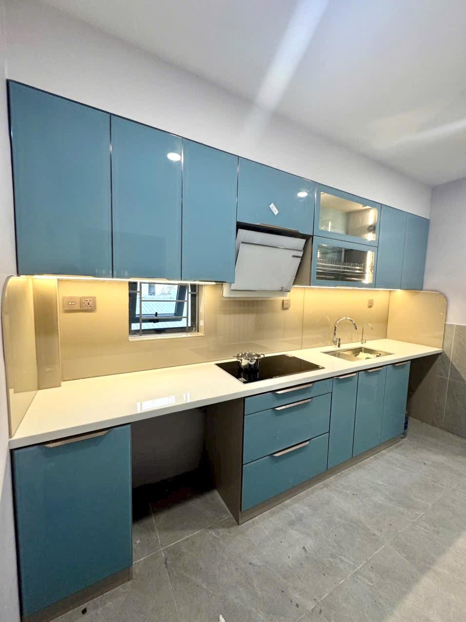 Thi công tủ bếp nhôm cánh kính 