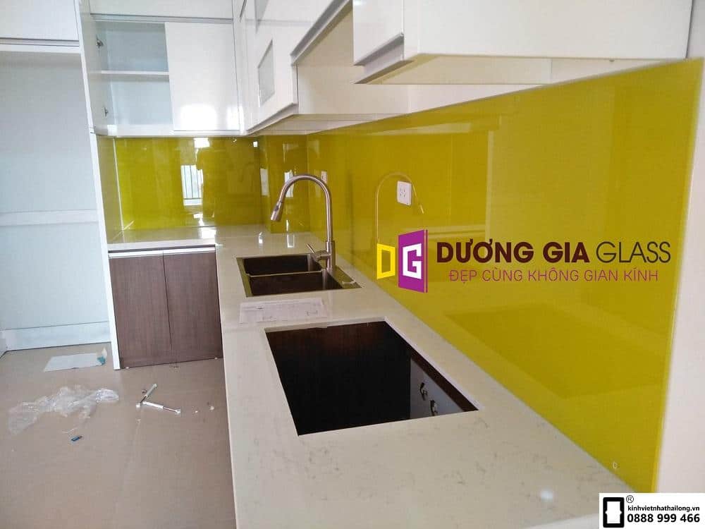 Thi công kính ốp bếp 