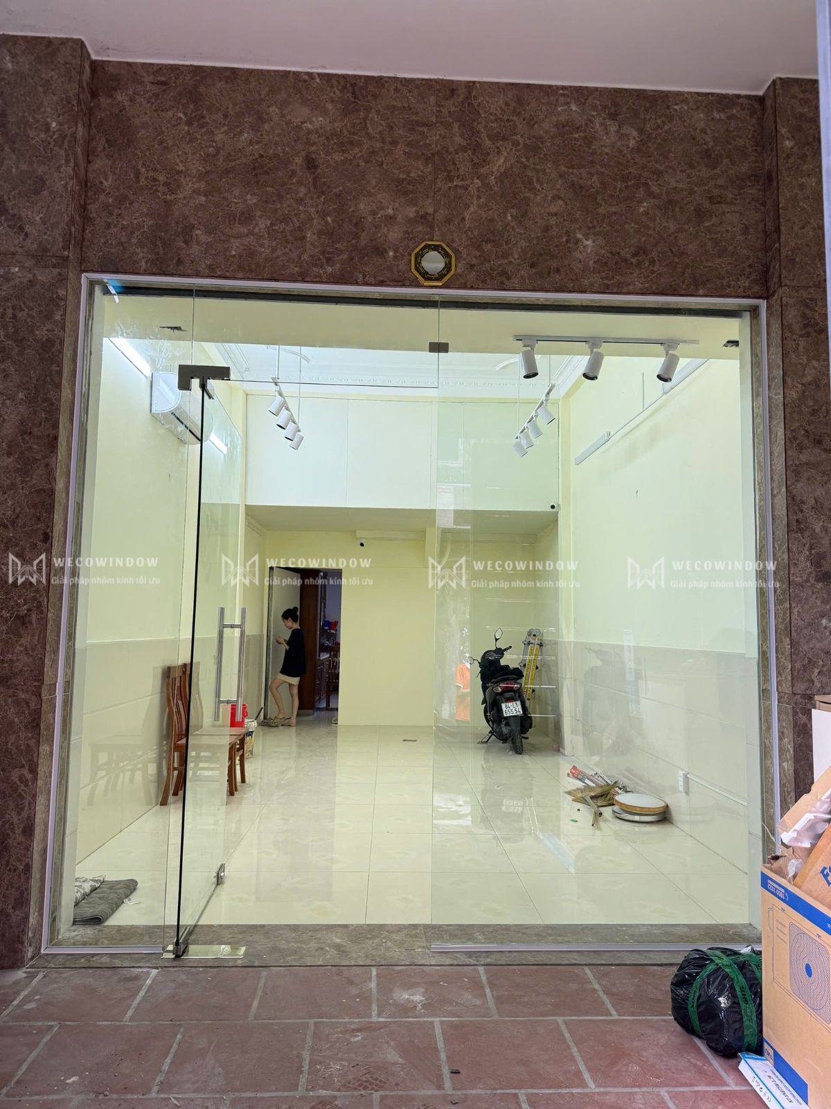 Thi công cửa kính cường lực cho shop