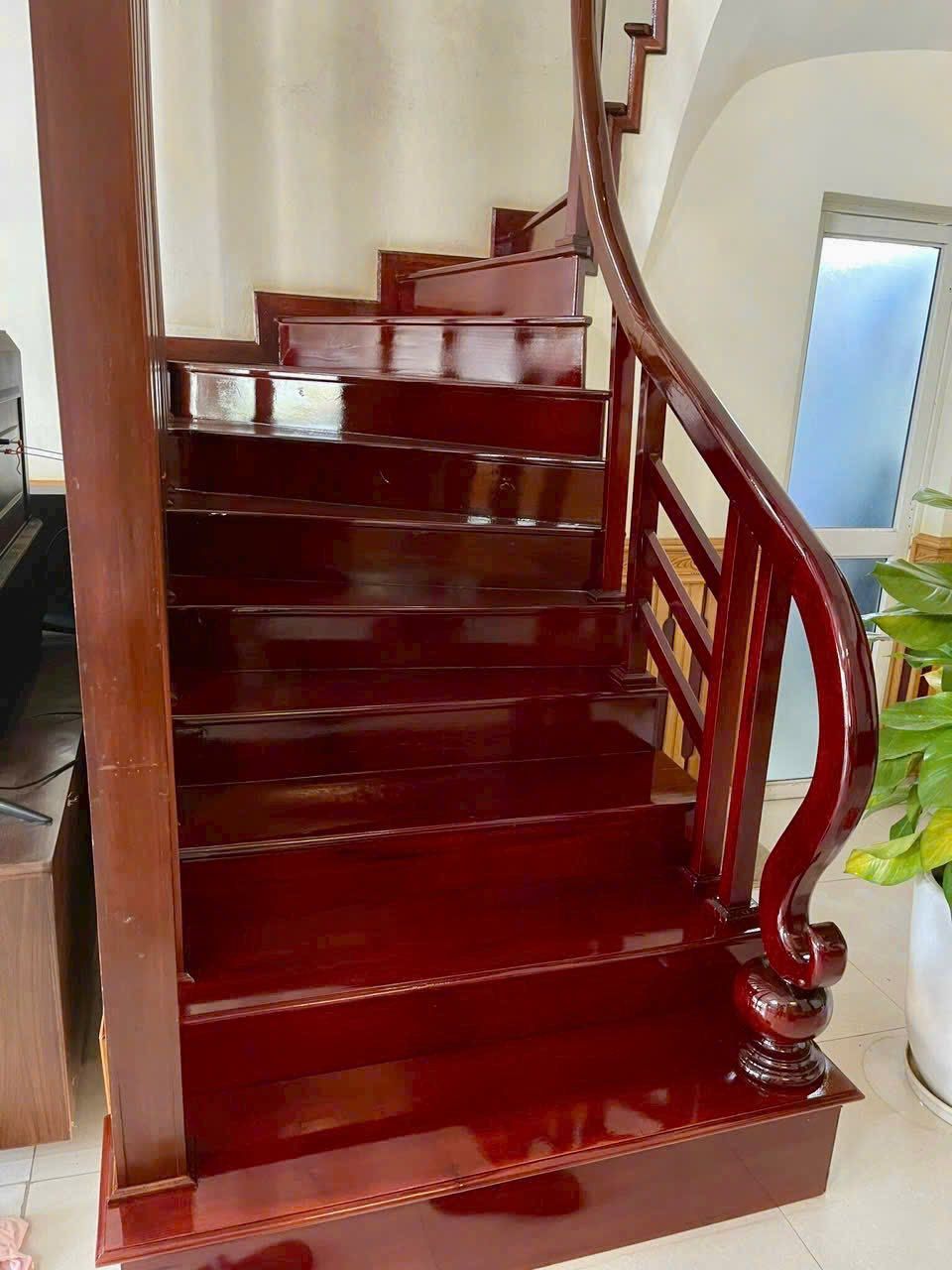 Dịch vụ sơn Pu cầu thang gỗ 