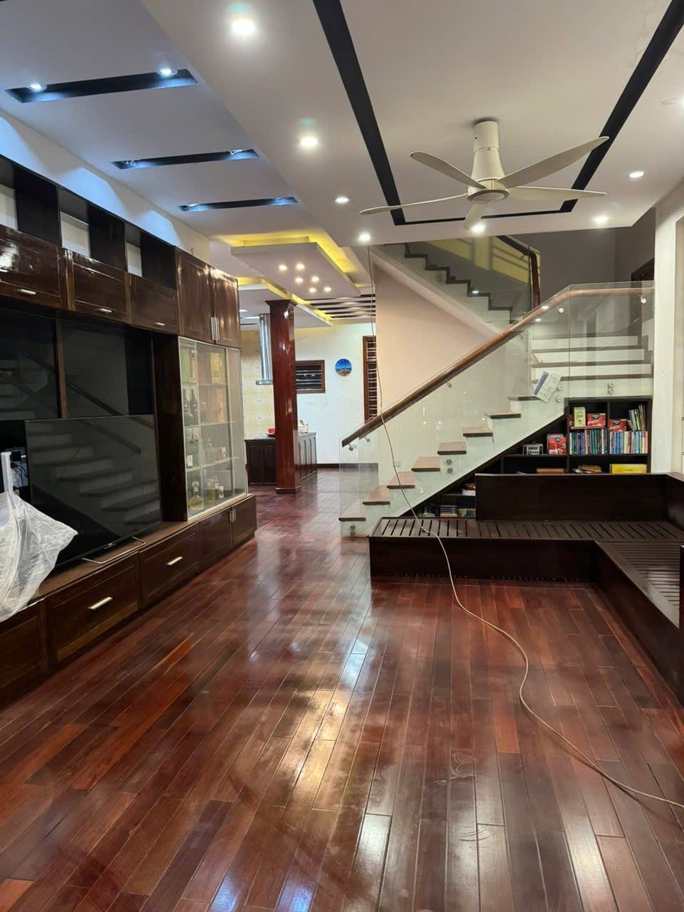 Dịch vụ sơn Pu cho sàn gỗ 