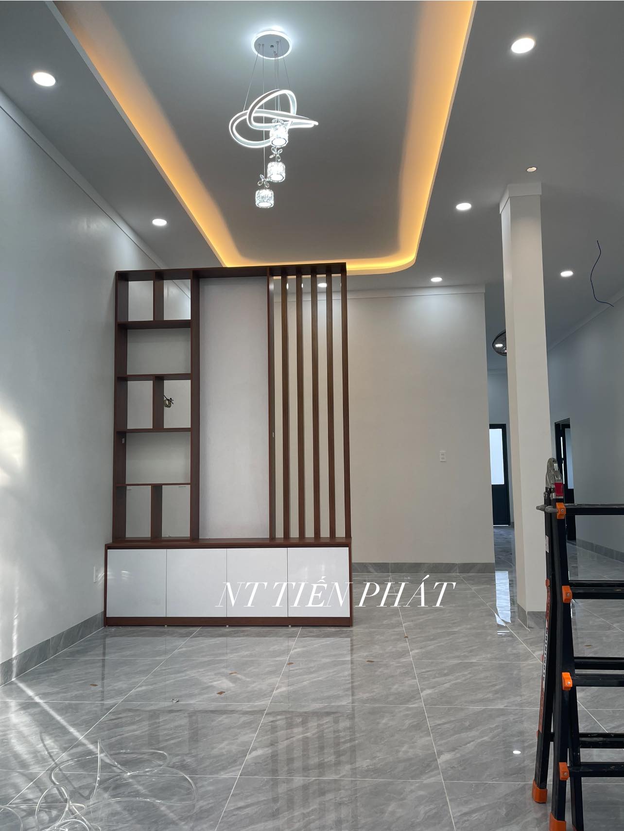 Vách ngăn phòng khách kết hợp kệ tivi hiện đại