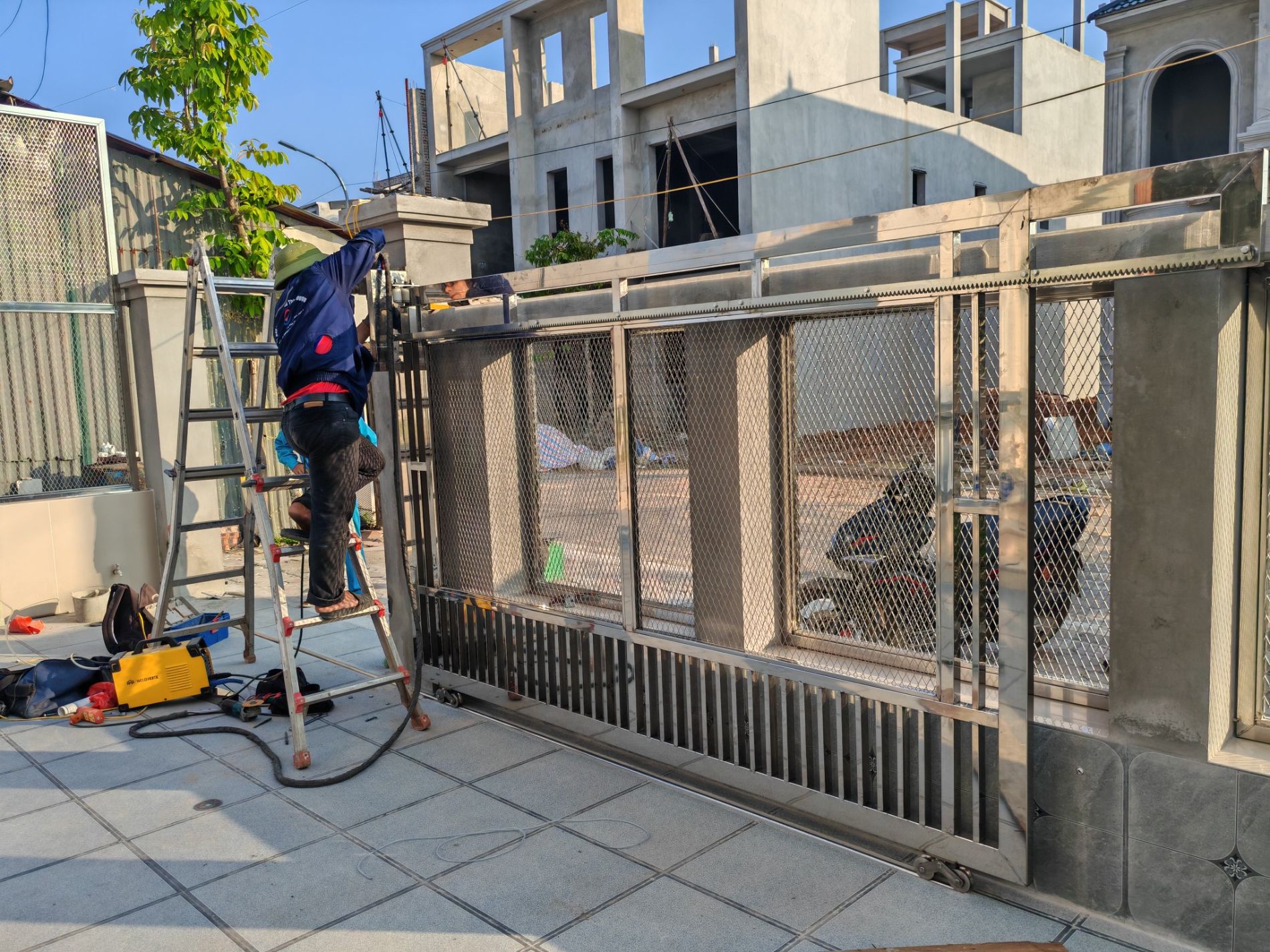Thi công cổng trượt inox 304