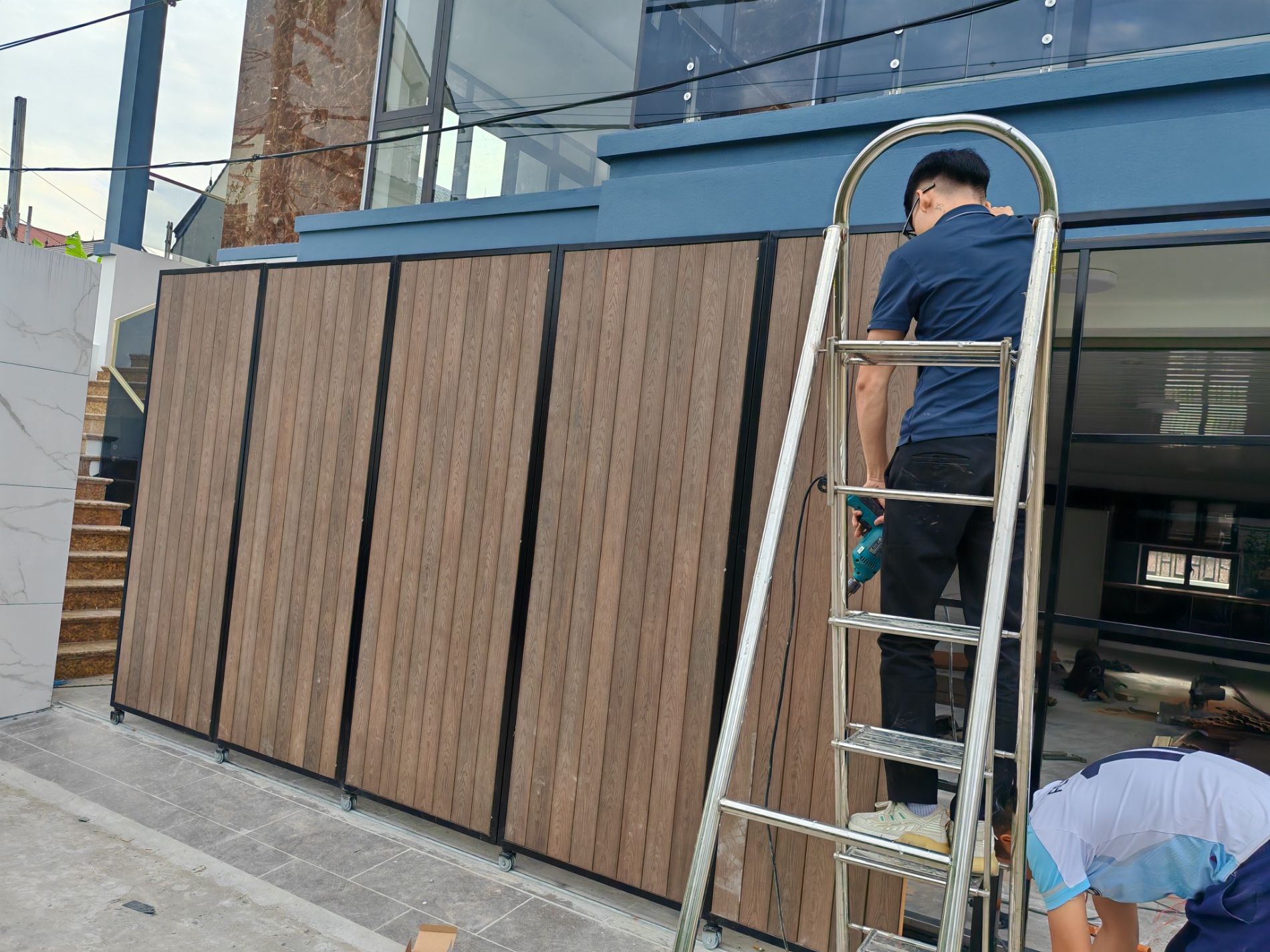 Dịch vụ làm cổng nhựa giả gỗ vân 3D nổi 