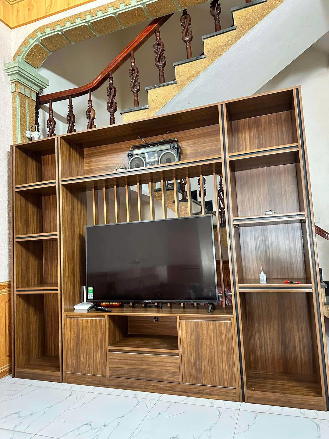Kệ tivi kiêm vách ngăn trang trí phòng khách