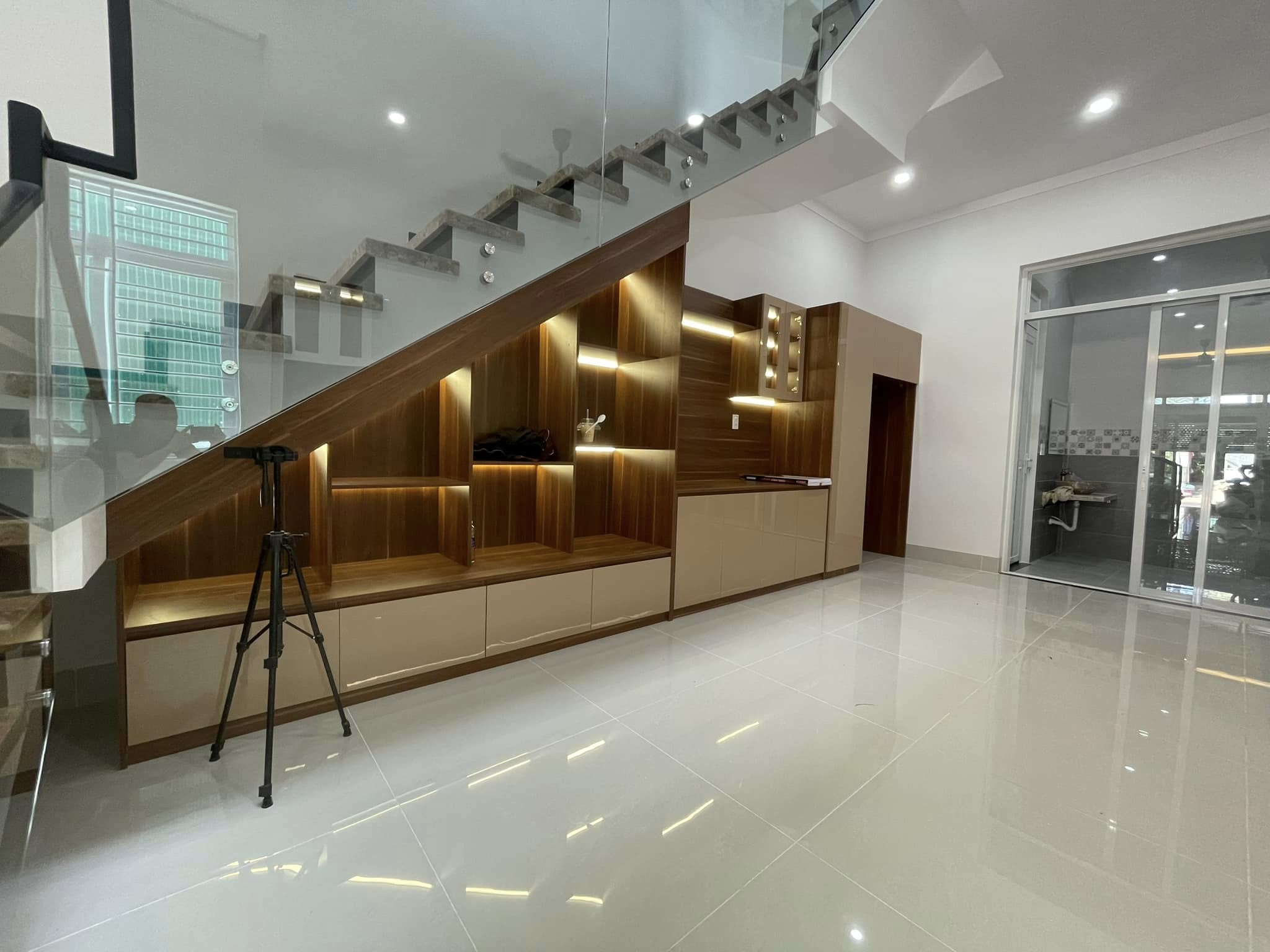 Kệ tivi gầm cầu thang 
