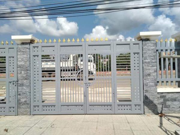 Cổng sắt hộp và hàng rào