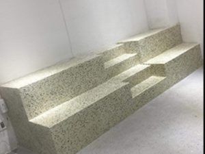 Cầu thang trong ảnh được ốp bằng đá Terrazzo