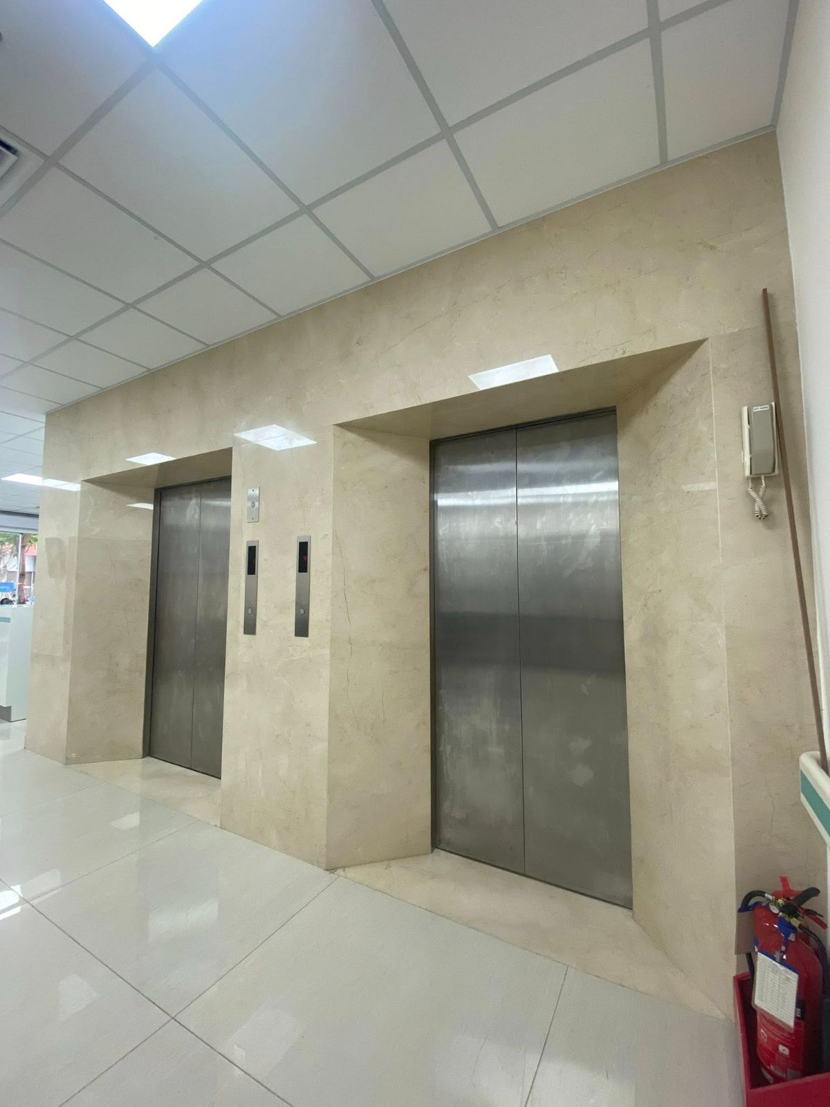Đá marble ốp tường thang máy 