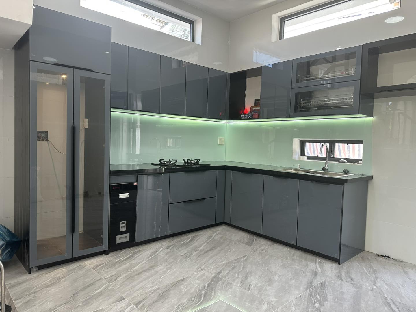 Tủ bếp nhôm cánh kính 