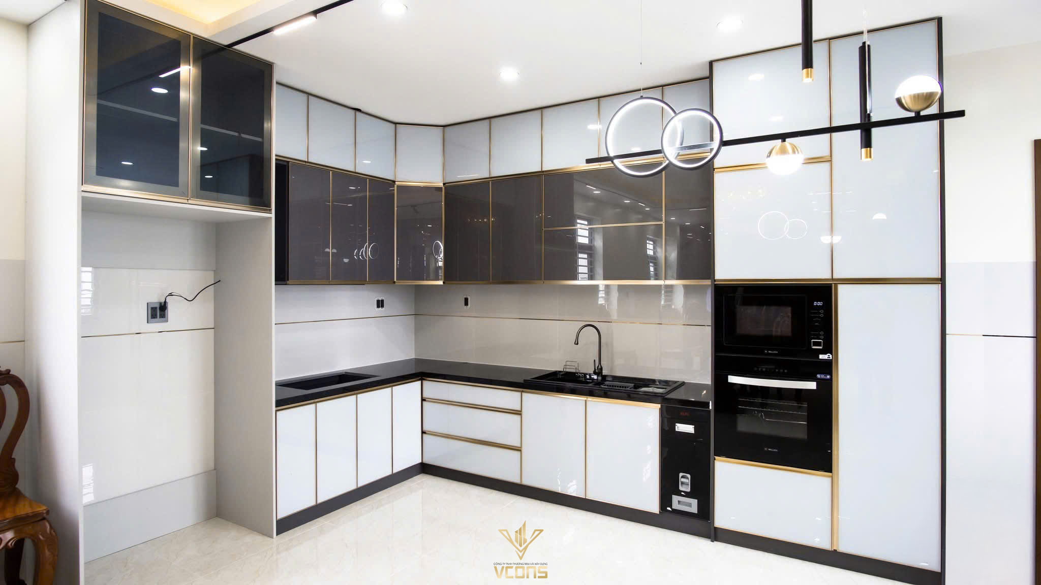  Tủ bếp nhôm cánh kính hiện đại