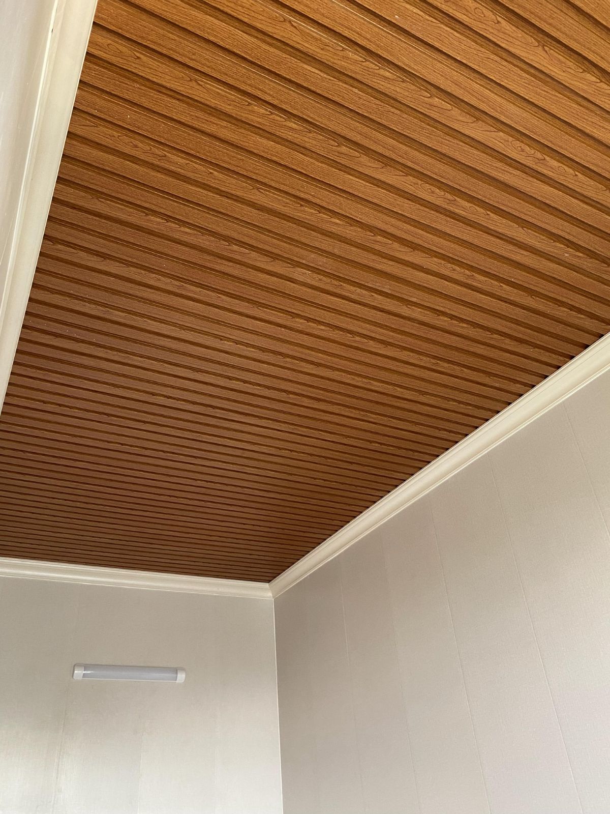 Trần nhà bằng tấm nhựa giả gỗ 