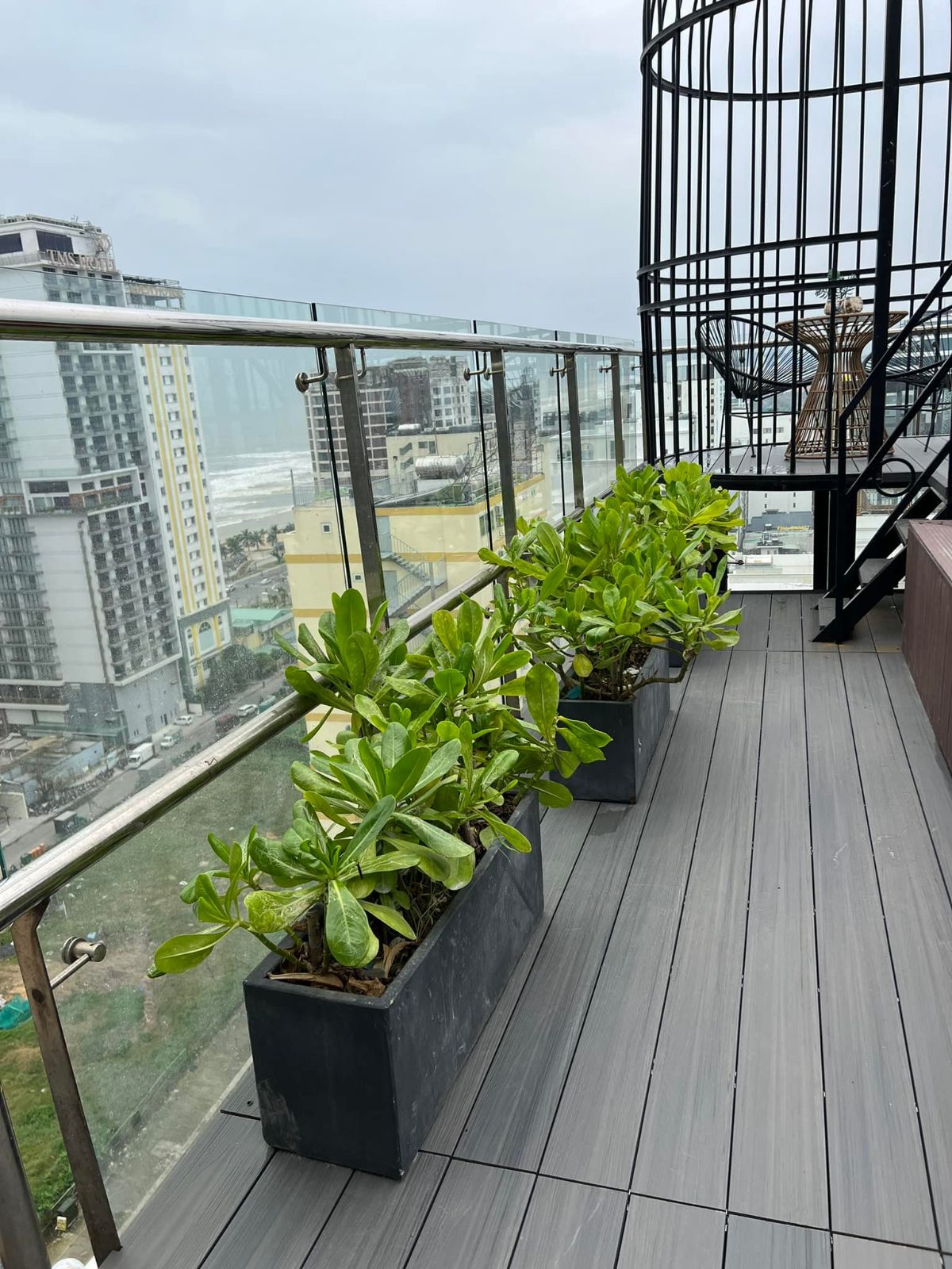 Sàn gỗ nhựa hồ bơi