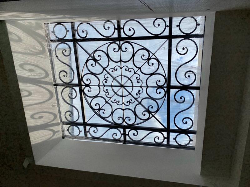 Khung bảo vệ giếng trời bằng sắt mỹ thuật 