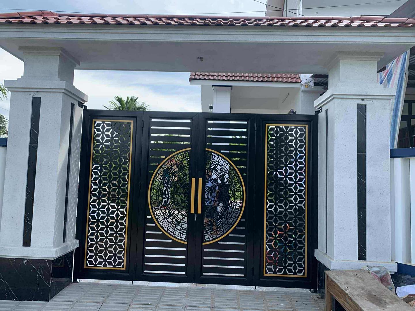 Cửa cổng sắt hộp 4 cánh hiện đại phối hoa văn cắt CNC