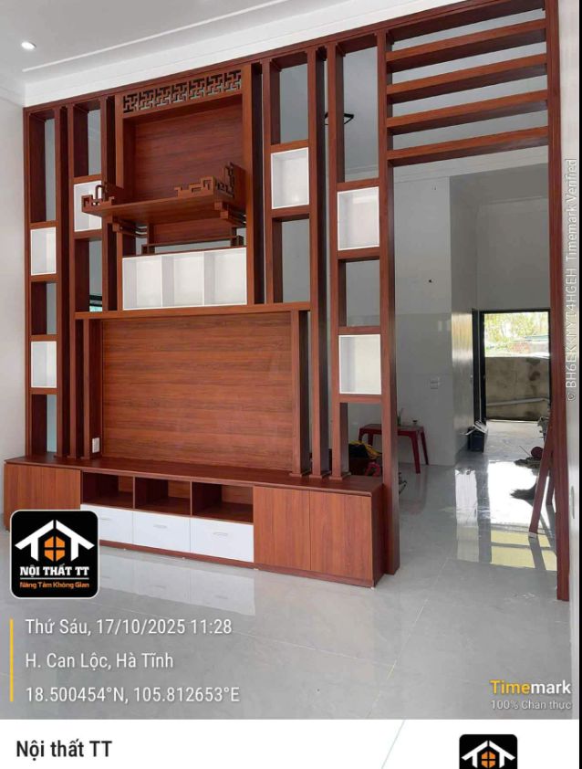 Vách ngăn phòng khách kết hợp kệ tivi và tủ trang trí