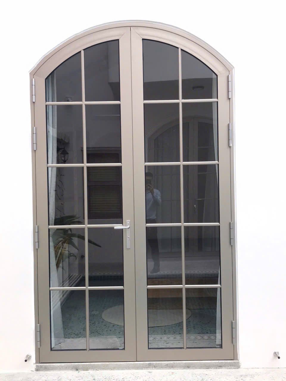 Cửa đi nhôm kính uốn vòm