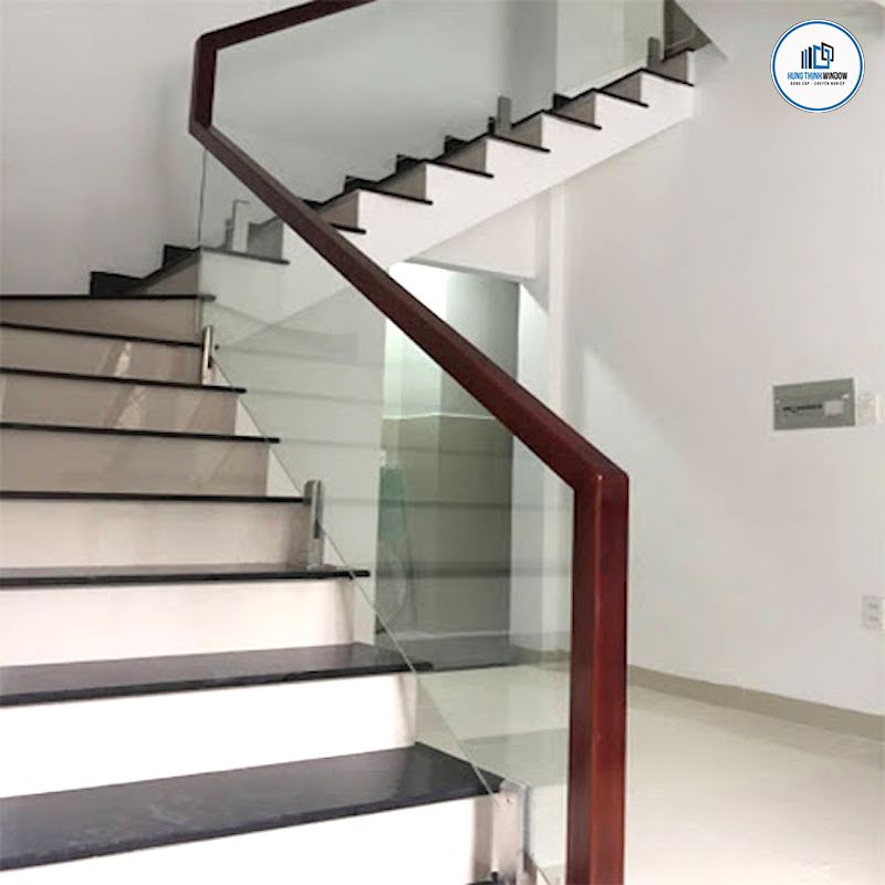 Cầu thang kính cường lực