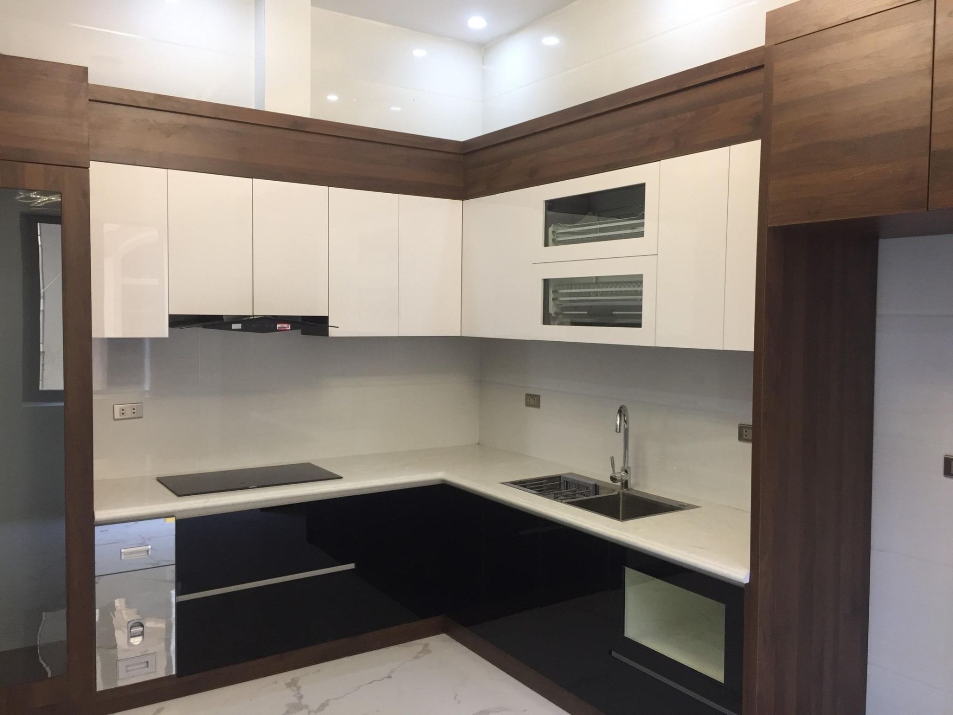 Tủ bếp hiện đại 2 tông màu