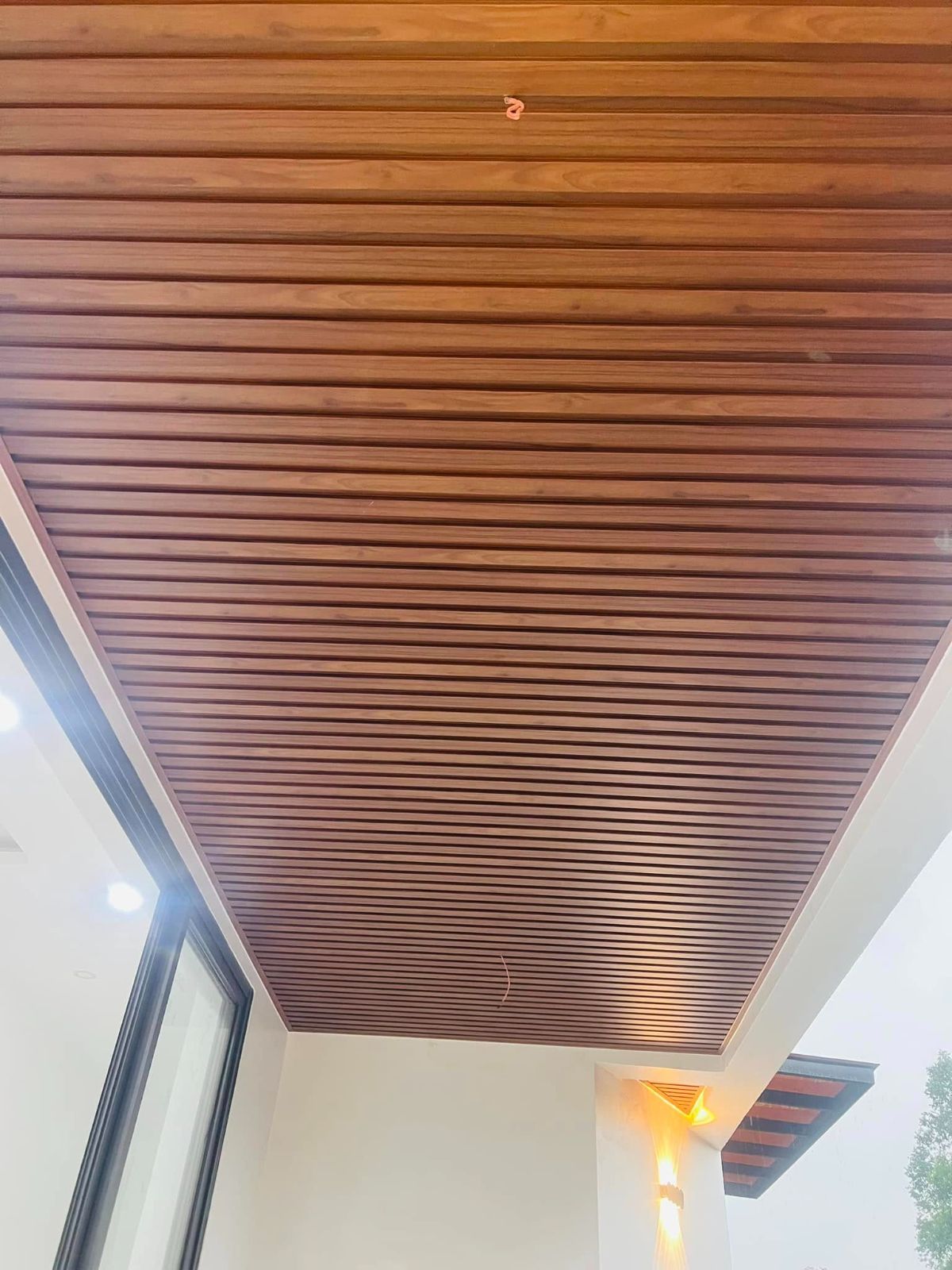 Trần ốp bằng tấm lam sóng giả gỗ