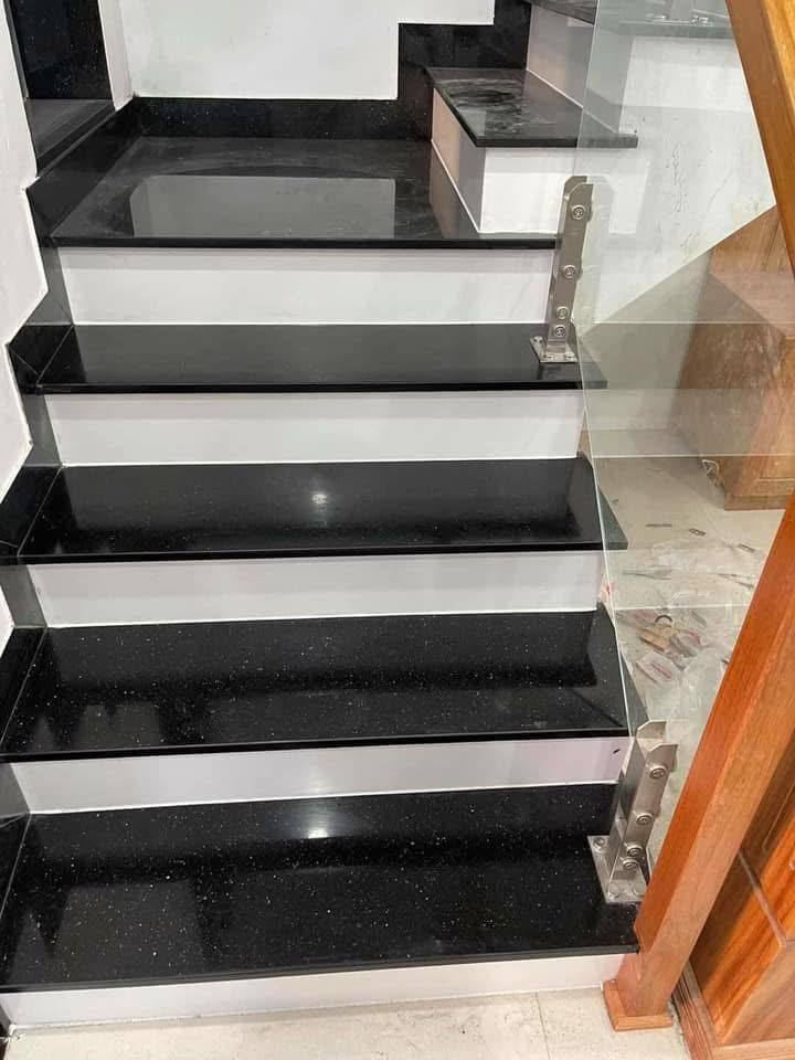 Đá granite màu đen ốp bậc cầu thang 