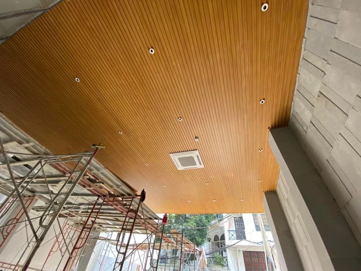  Trần lam sóng gỗ nhựa