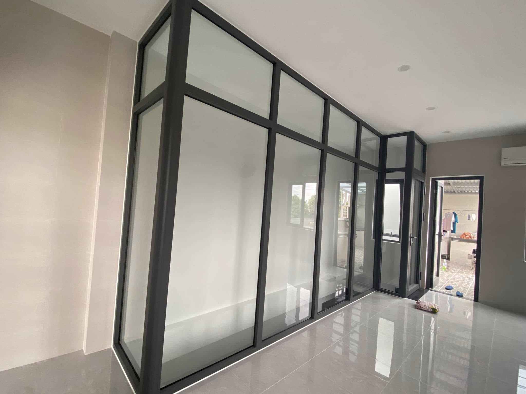 Vách ngăn kính cường lực khung nhôm