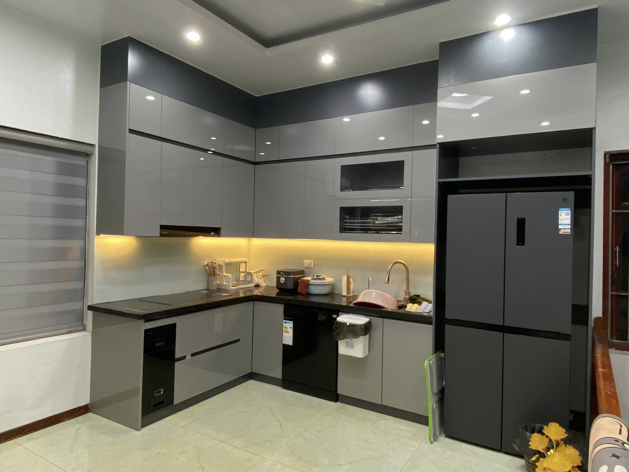 Tủ bếp chữ L phong cách hiện đại