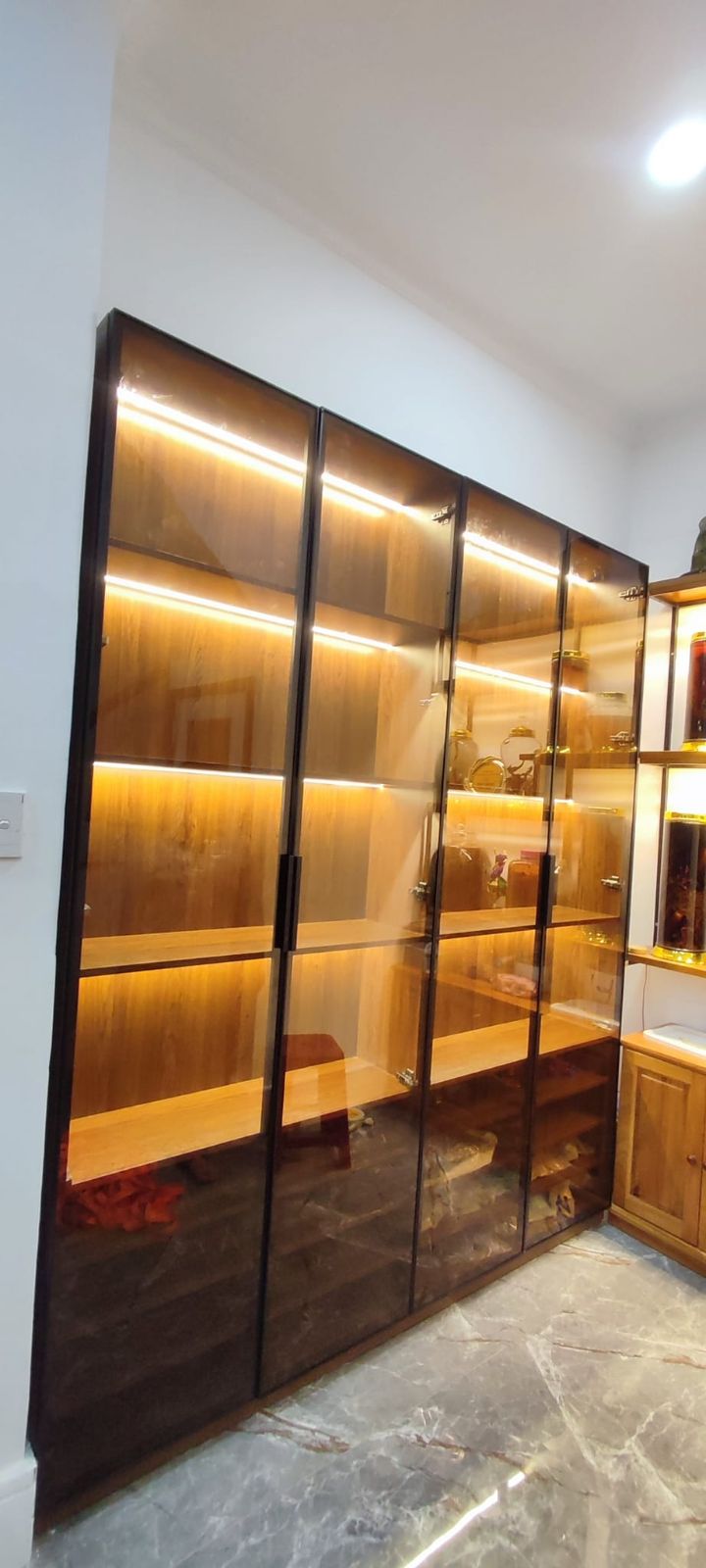 Tủ trưng bày cánh kính có đèn LED