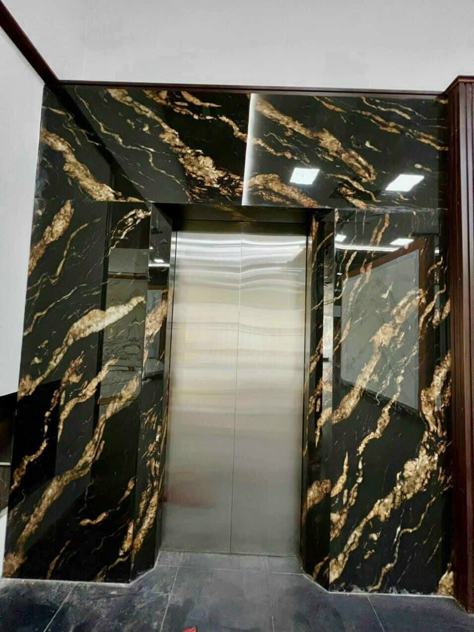 Đá ốp khu vực thang máy