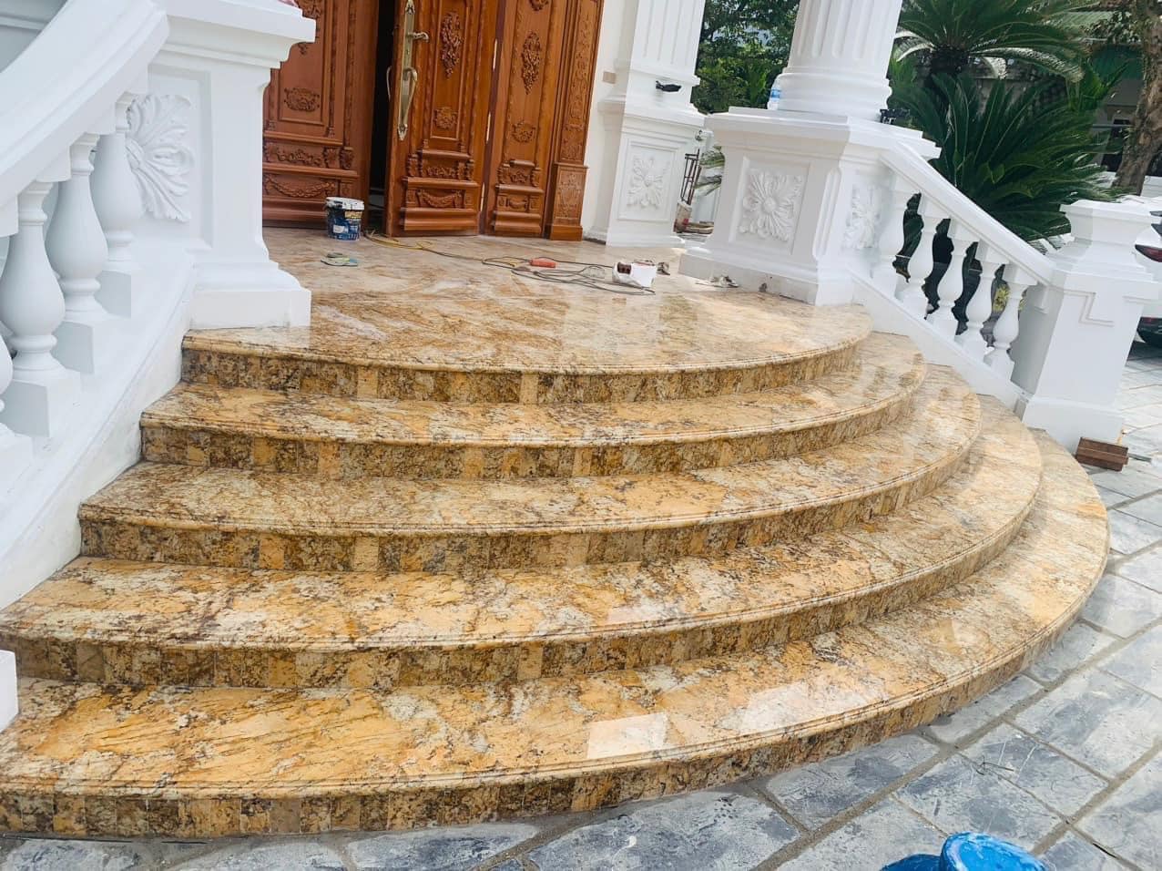 Đá ốp tam cấp sảnh ngoài trời