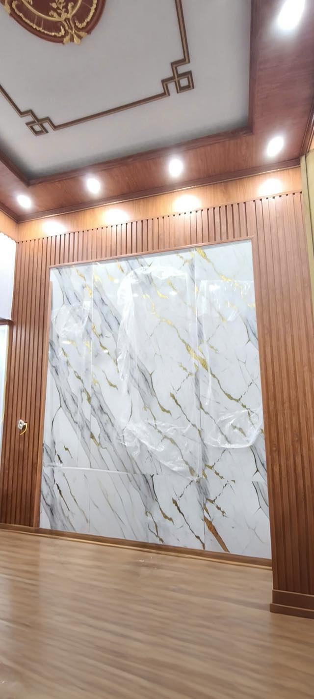 Thi công ốp  tường và trần nội thất 
