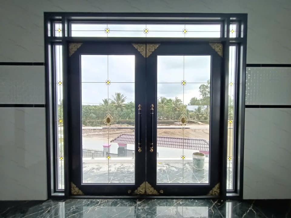 Cửa nhôm kính thủy lực phào đại tân cổ điển