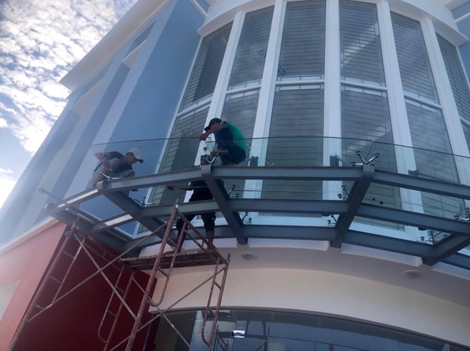 Mái sảnh kính cường lực hệ spider