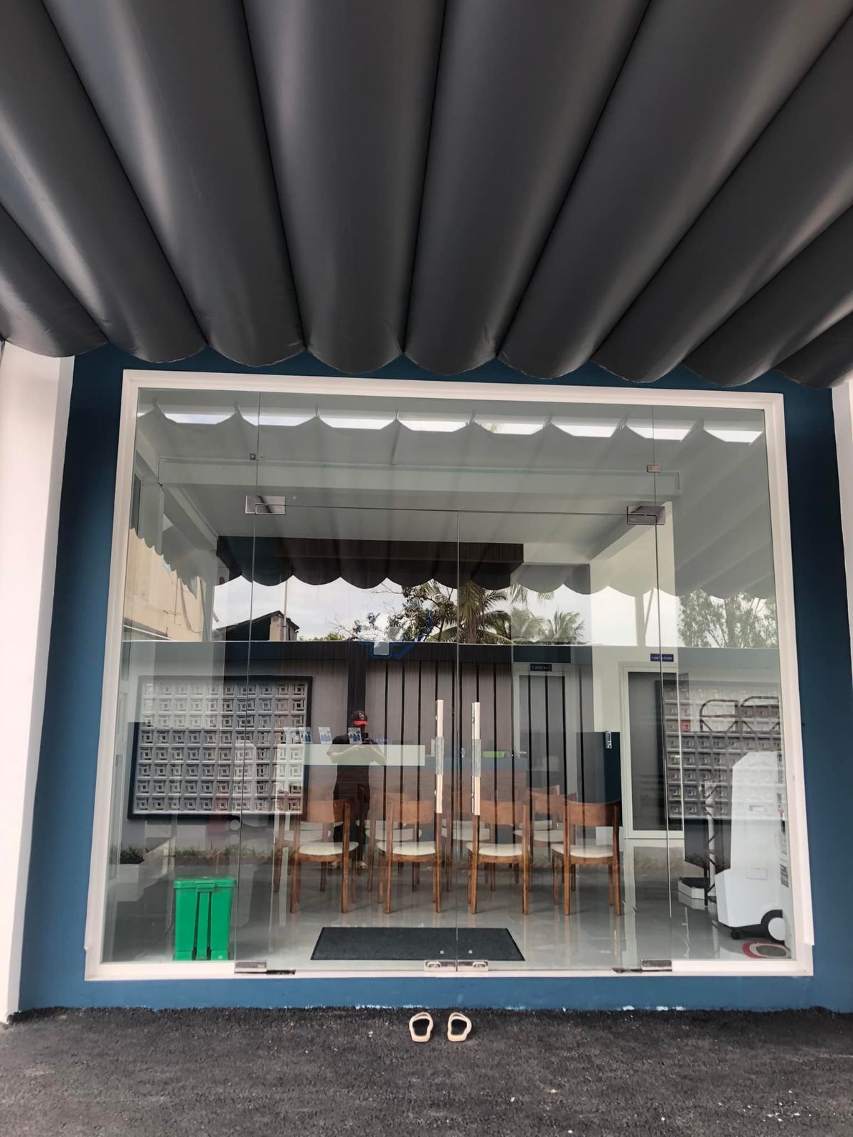 Cửa đi kính cường lực 