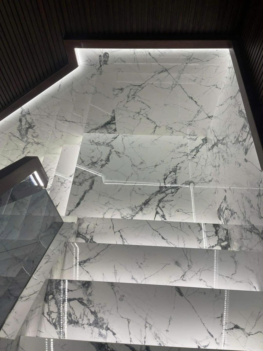 Cầu thang ốp đá vân mây trắng